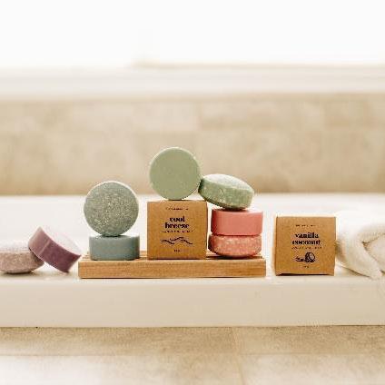 http://theearthlingco.com/cdn/shop/articles/what-you-need-to-know-using-a-shampoo-bar-when-you-have-hard-water-791040_600x.jpg?v=1664980575